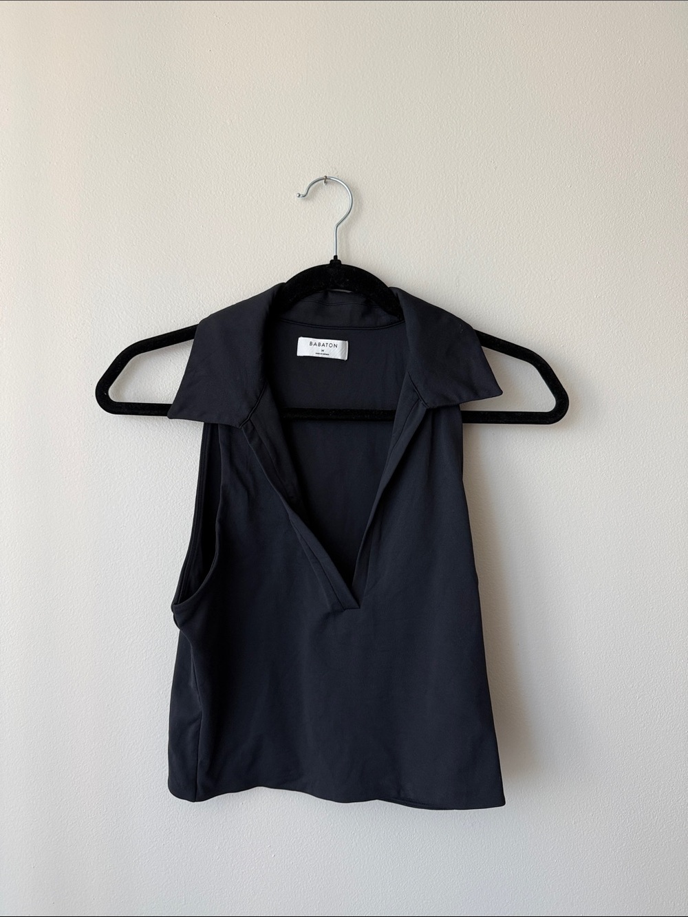 M | Babaton Black Sleeveless Collared V-Neck Camisole